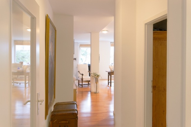 Durchgang mit Blick ins Beratungszimmer