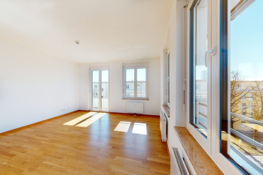 Großzügige 3-Zi.- Dachgeschosswohnung mit Süd-Balkon, EBK, TG-Stellplatz optional, nahe Olympiapark, 80993 München, Dachgeschosswohnung