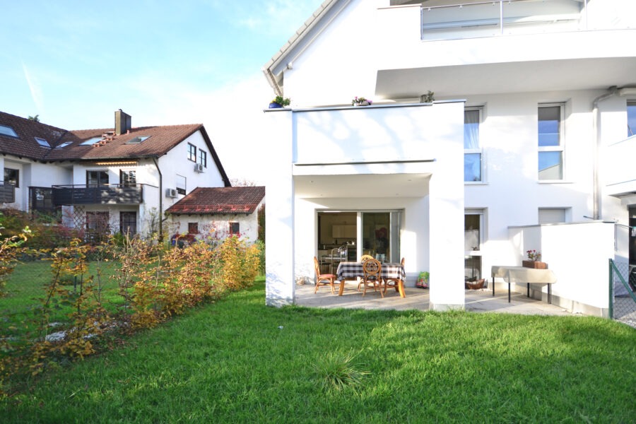 Moderne 3-Zimmer-Erdgeschosswohnung mit Südterrasse und schönem Gartenanteil, 81375 München, Erdgeschosswohnung