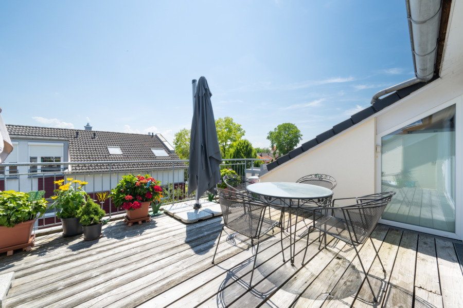 Elegante DG-Wohnung mit großer Dachterrasse und sonnigem Balkon in ruhiger Lage von Bad Aibling!, 83043 Bad Aibling, Dachgeschosswohnung