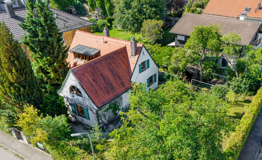 Liebhaberobjekt mit Altbaucharme und herrlichem Garten, auch Neubebauung nach §34 BauGB möglich, 80935 München, Einfamilienhaus