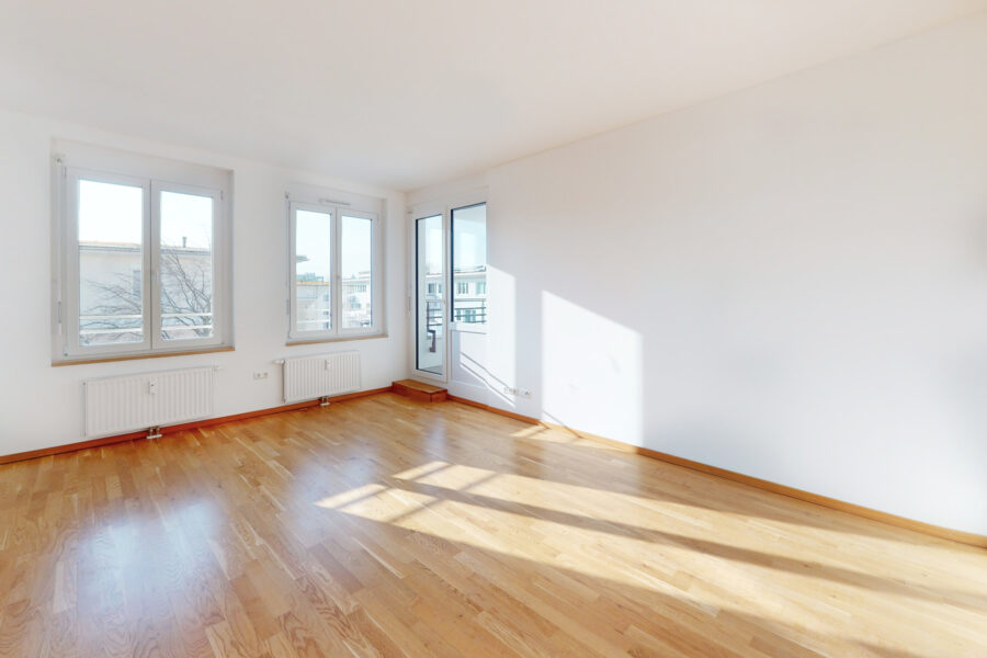 Großzügige 4-Zi.-Dachgeschosswohnung mit sonniger Loggia, TG-Stellplatz, nahe Olympiapark und OEZ, 80993 München, Dachgeschosswohnung