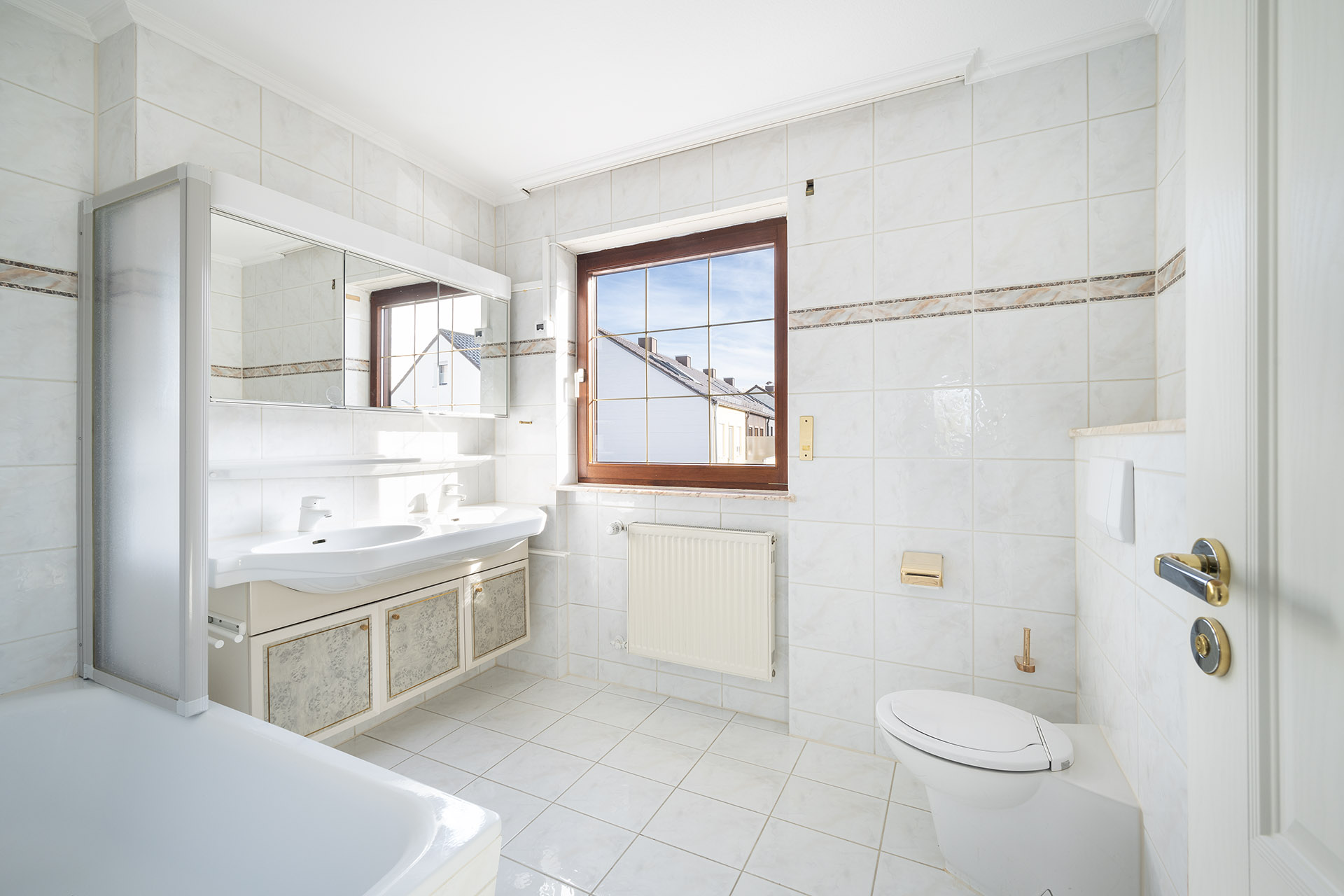 Helles Badezimmer