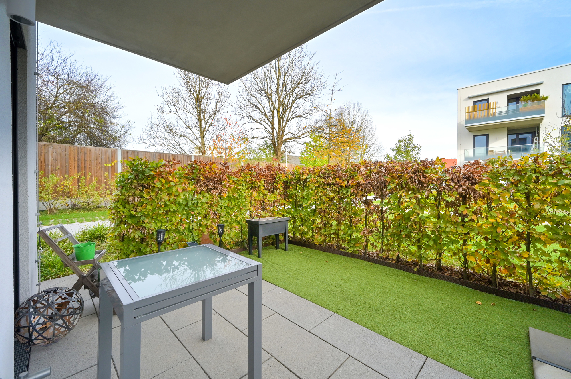 Ost-Terrasse mit Garten