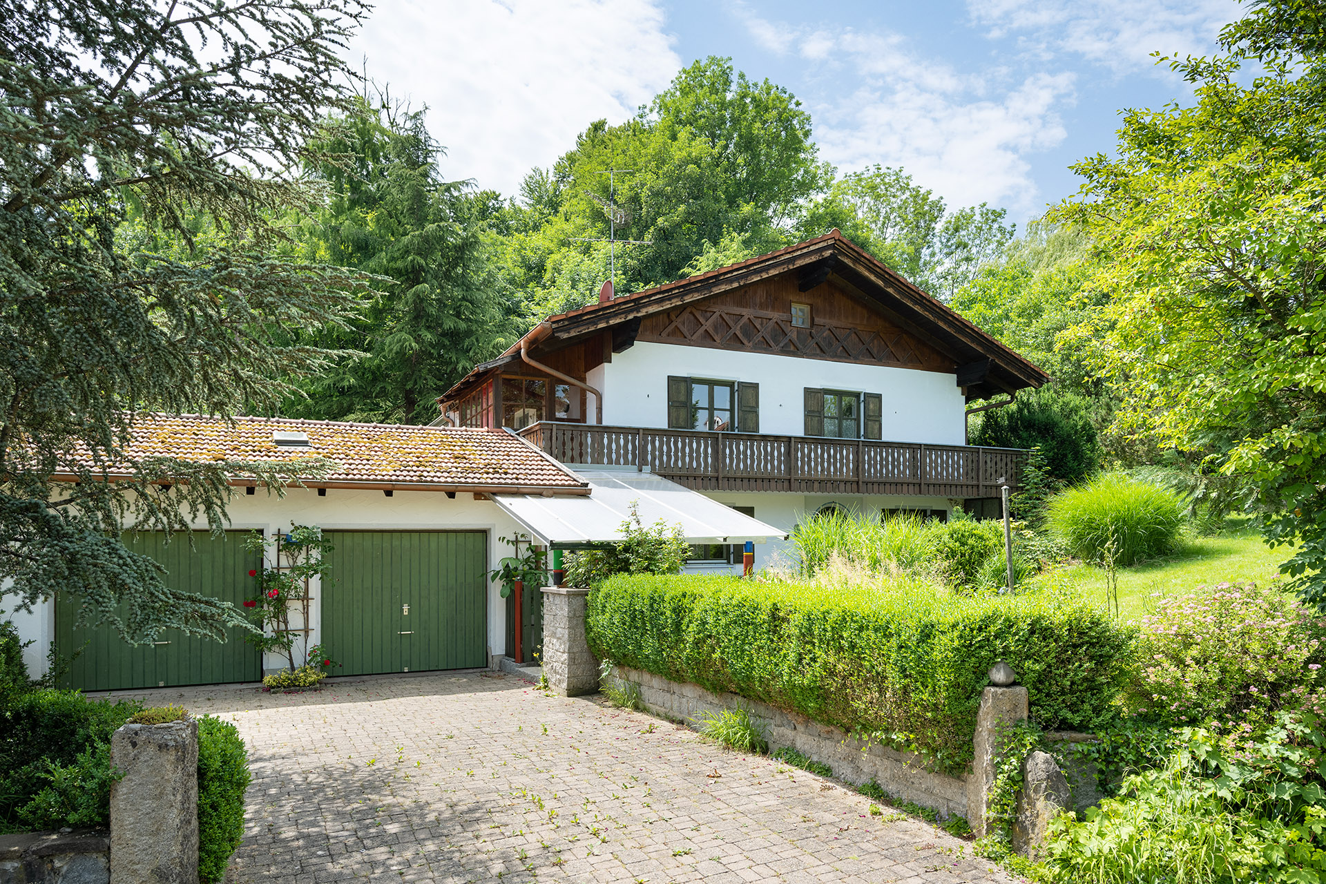 Hausansicht mit Einfahrt