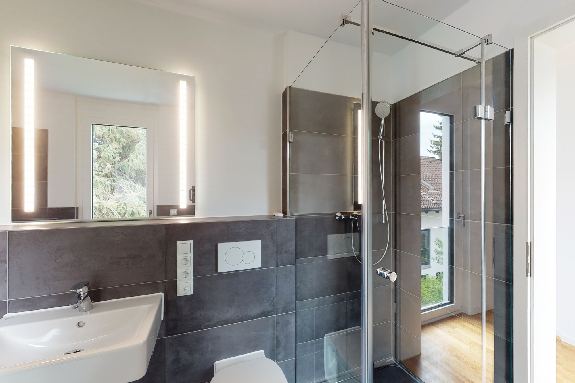 Bad mit Wanne und Dusche