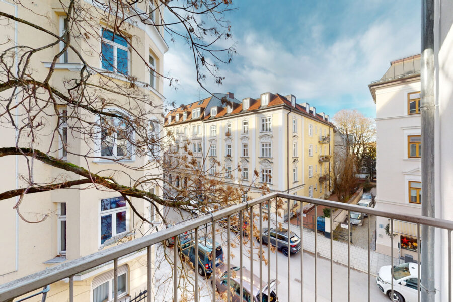 Großzügige 4,5 Zi. Altbau-Wohnung mit Lift, zwei Balkone, zwei Bäder, Wohnküche und Einzelgarage, 81667 München, Etagenwohnung