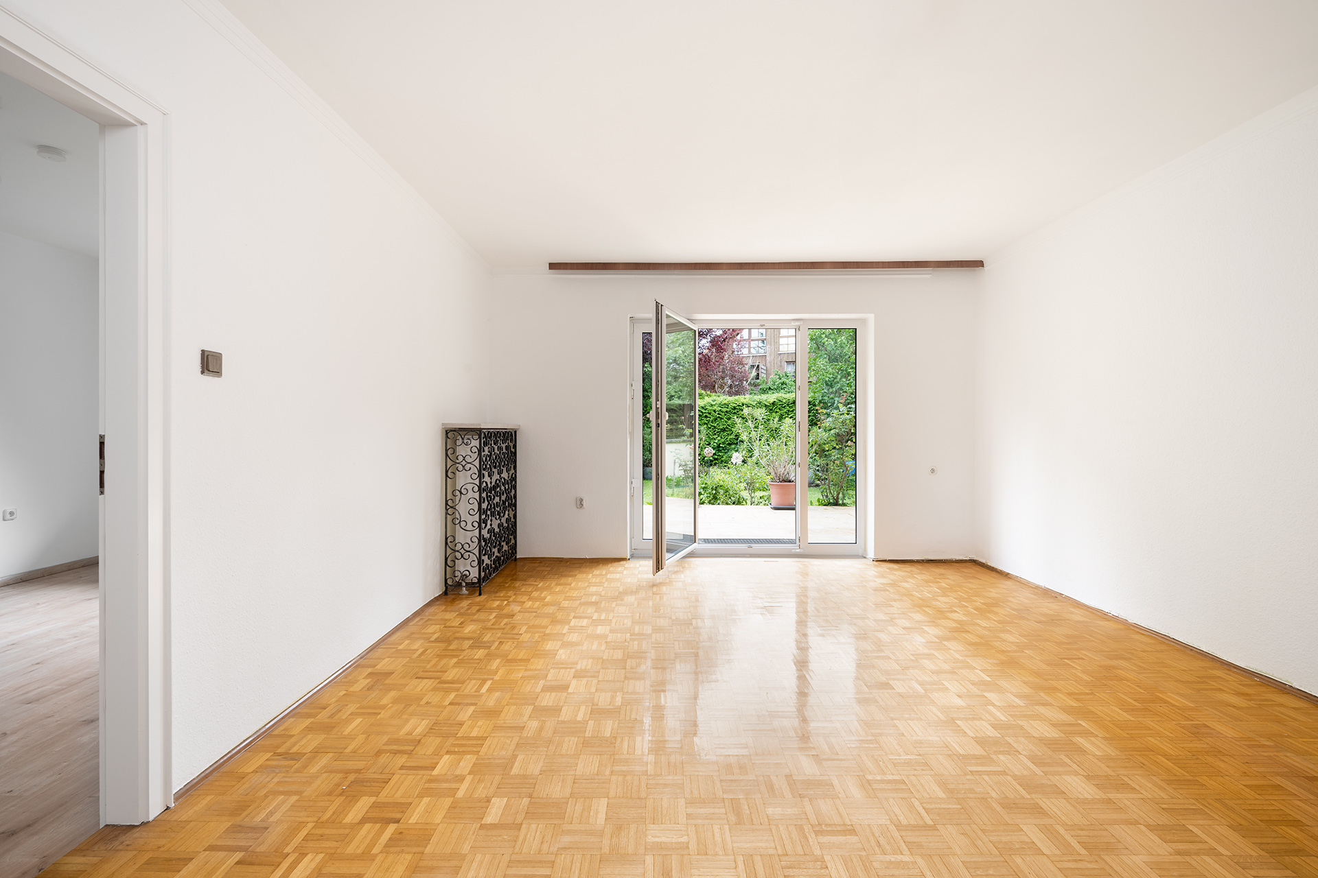Wohnzimmer mit Gartenzugang