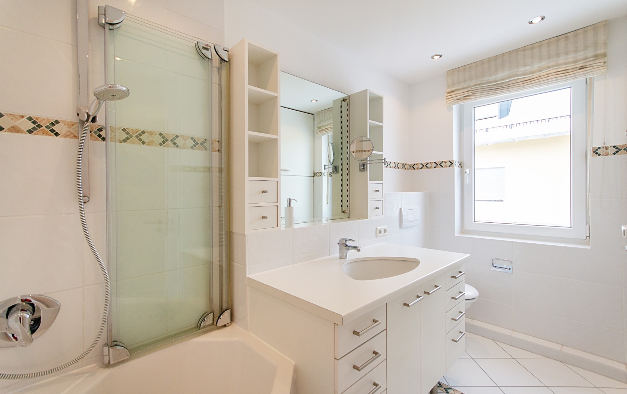 Badezimmer mit Fenster