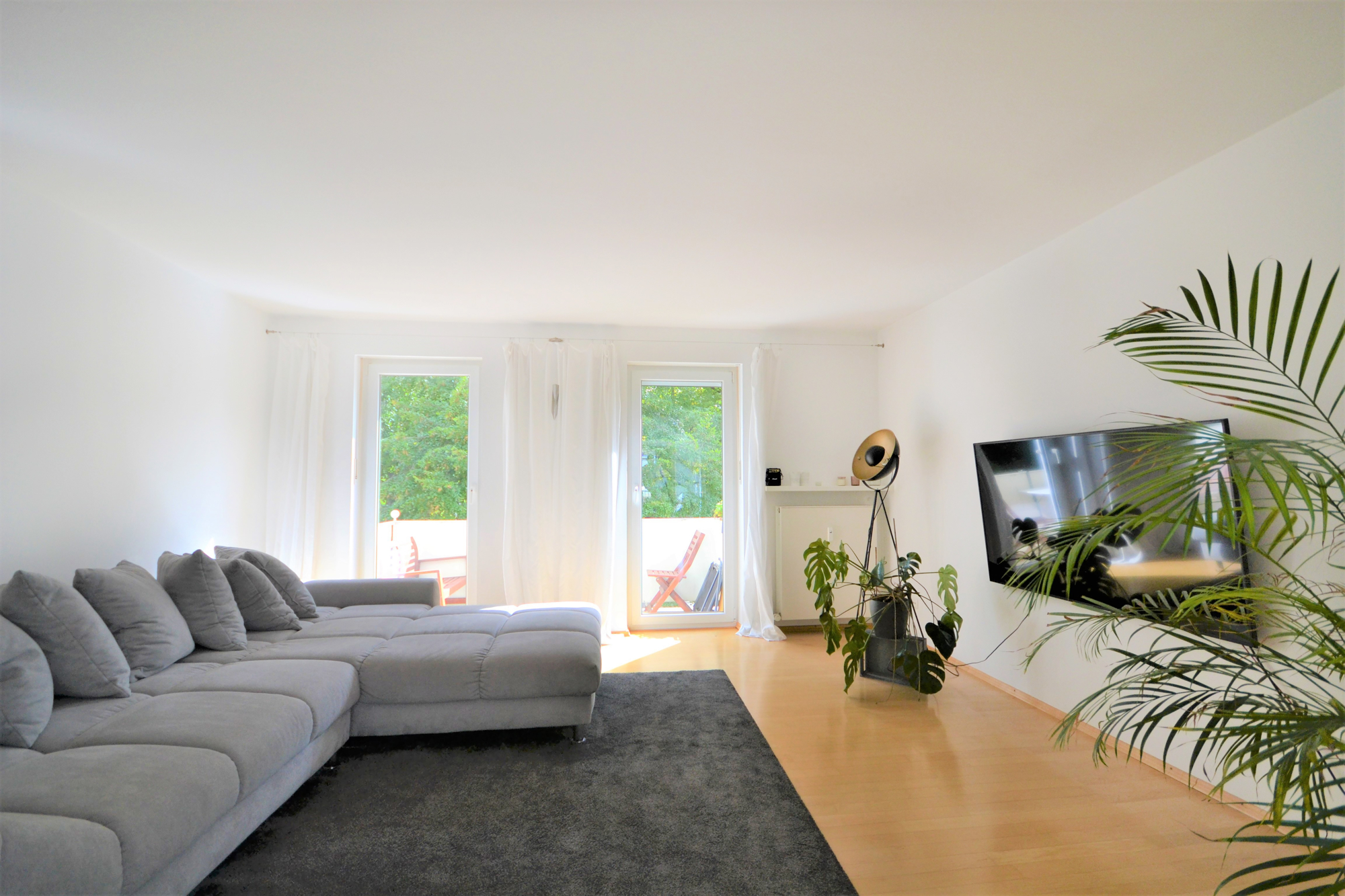 Wohnzimmer mit Zugang zum Balkon