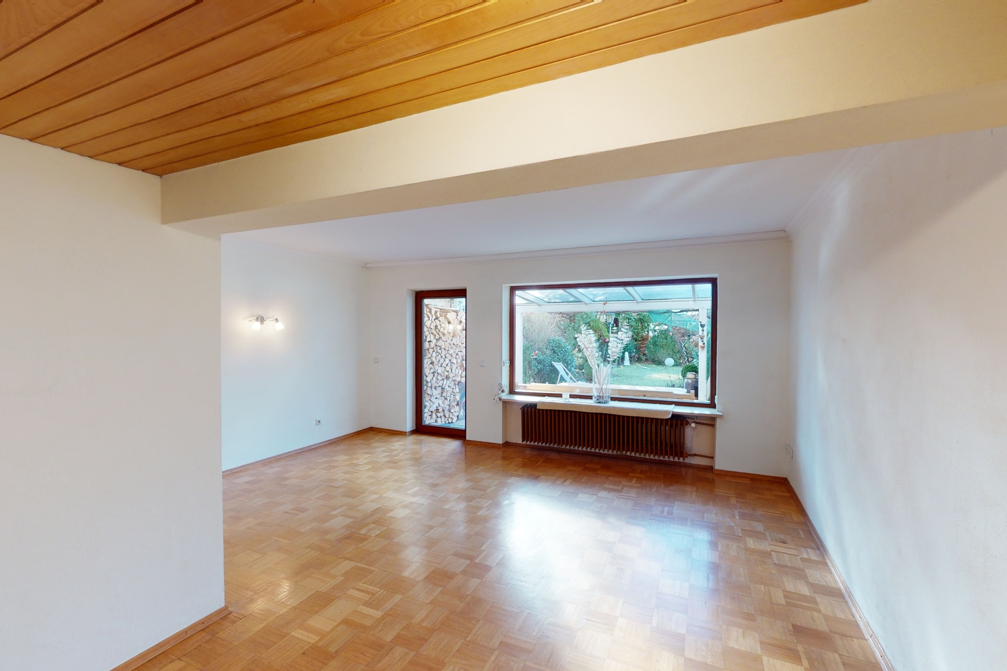 Wohnzimmer mit Blick in den Garten