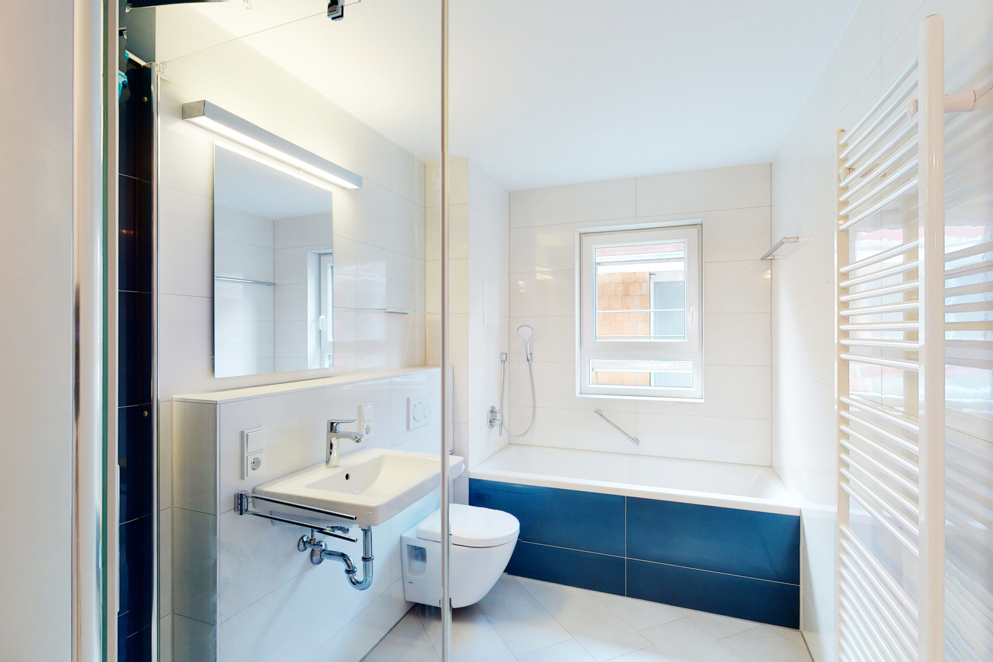 Badezimmer mit Fenster